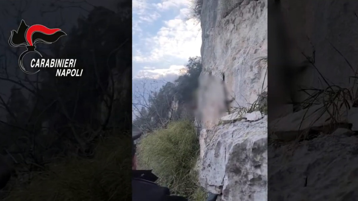 Sospeso nel burrone a Castellammare e salvato - 