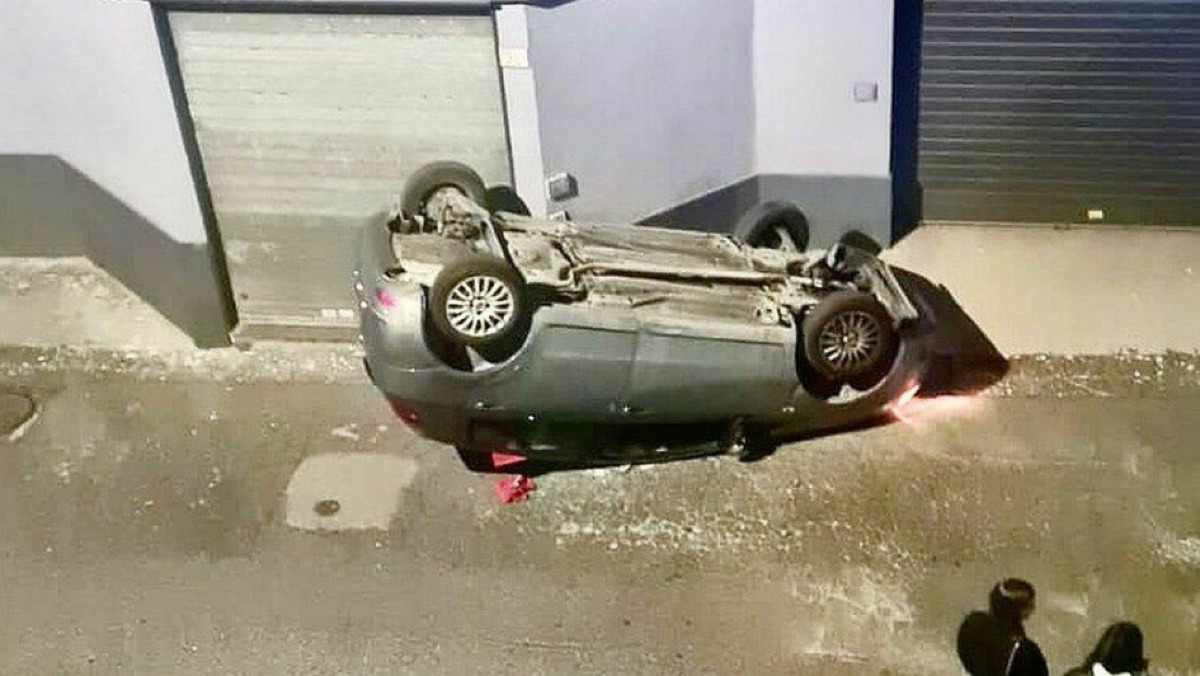 Auto si ribalta e ne colpisce altre parcheggiate - 