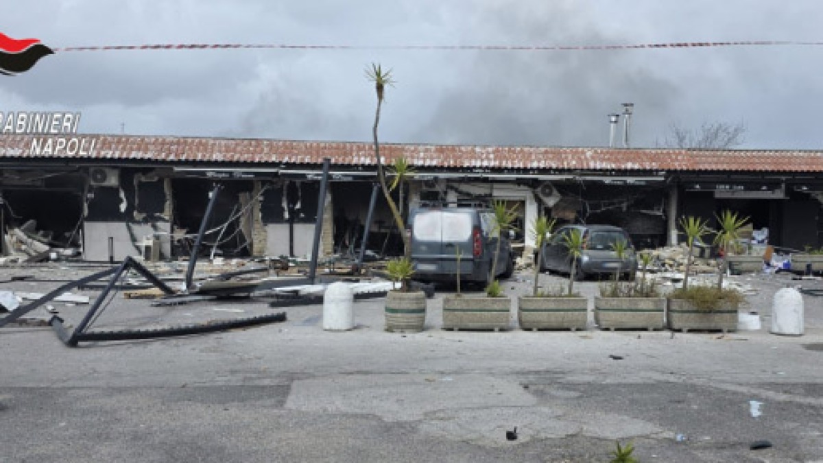 Esplosione in un market nel Napoletano, ustionati proprietario e operai - 