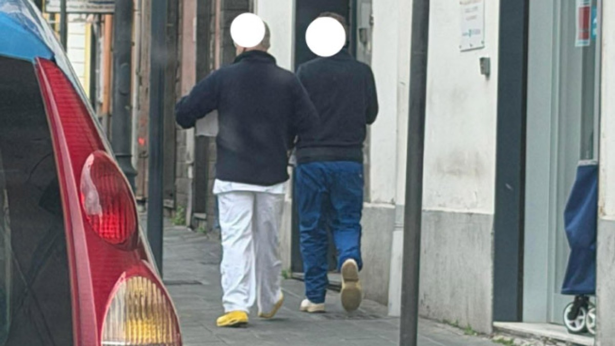 In divisa ospedaliera e calzari in strada a Nocera Inferiore - 