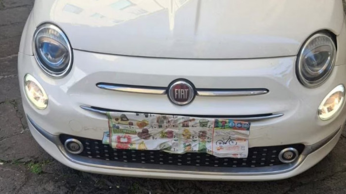 Donna incarta la targa dell'auto per passare nella Ztl - 