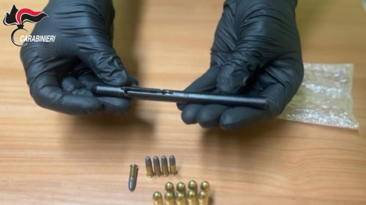 Trovato con una penna pistola nel salotto di casa - 