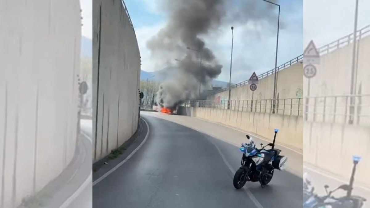 Auto in marcia prende fuoco a Pompei - 