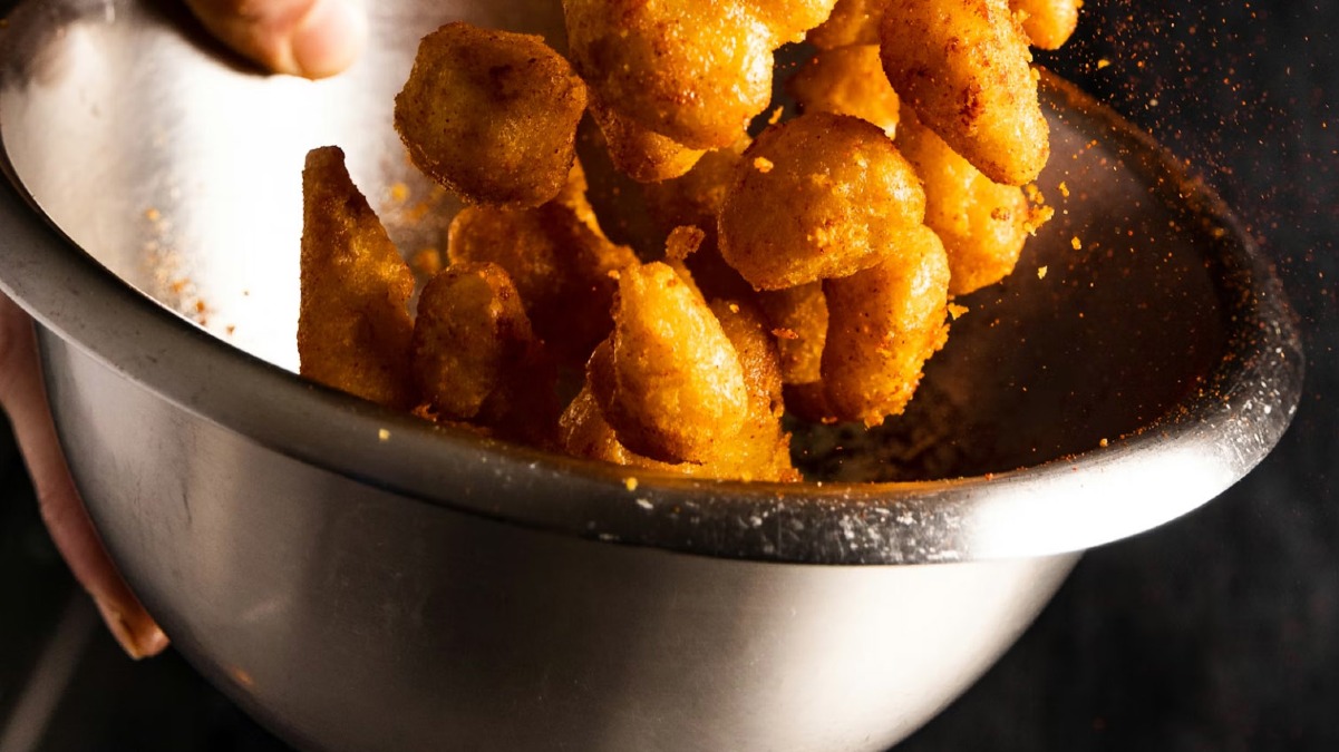 Strada asfaltata, i cittadini fanno festa con i panzarotti - 