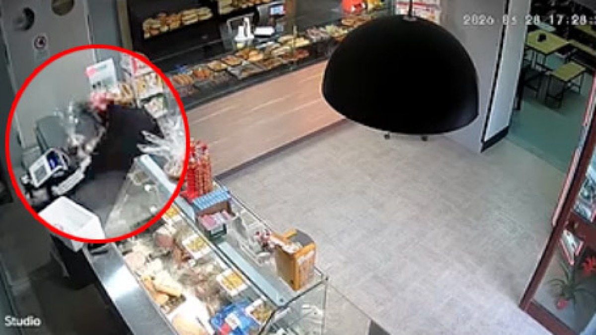 Va a fare colazione al bar, intanto porta via l'incasso GUARDA IL VIDEO - 
