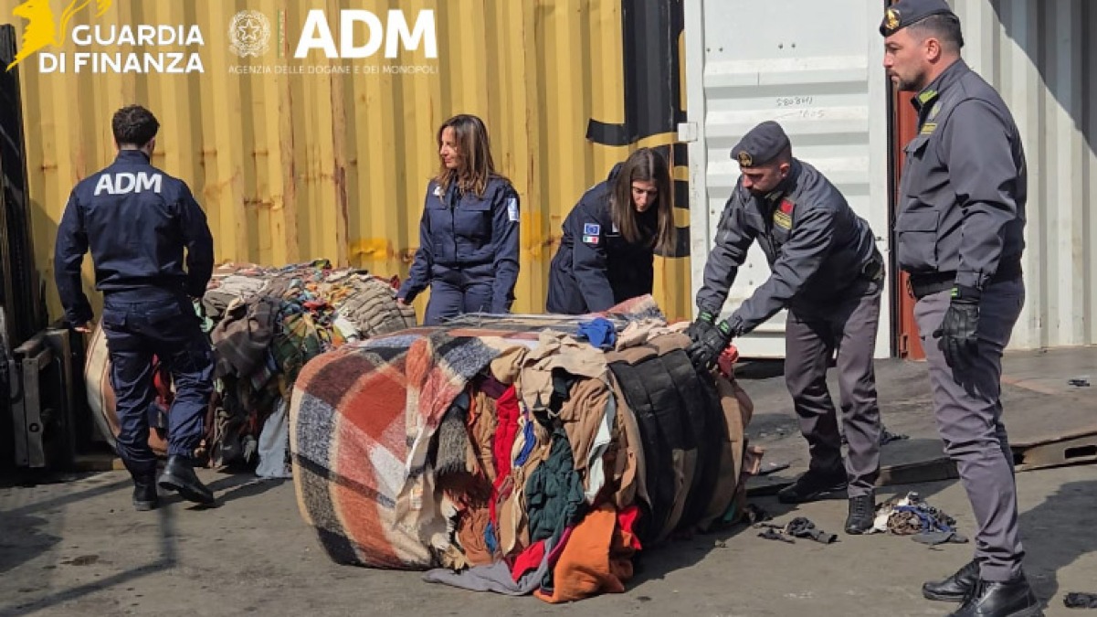 Erano diretti in Nigeria, sequestrate 130 tonnellate di rifiuti tessili - 