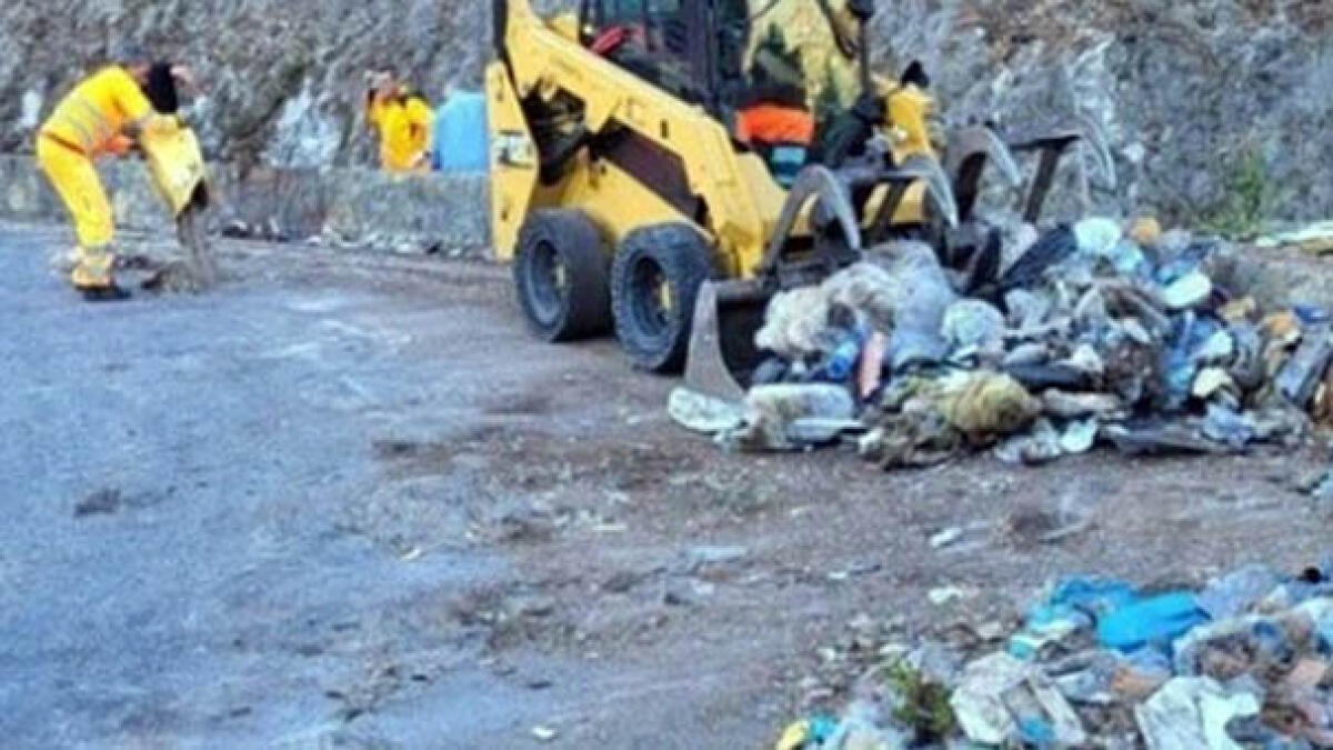 Operai di una ditta di raccolta abbandonano rifiuti in strada - 