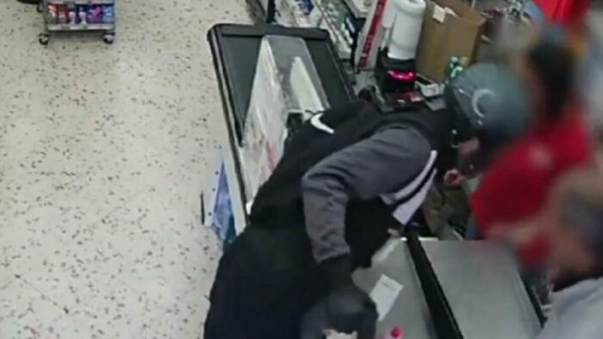 Sventata rapina armata al supermercato