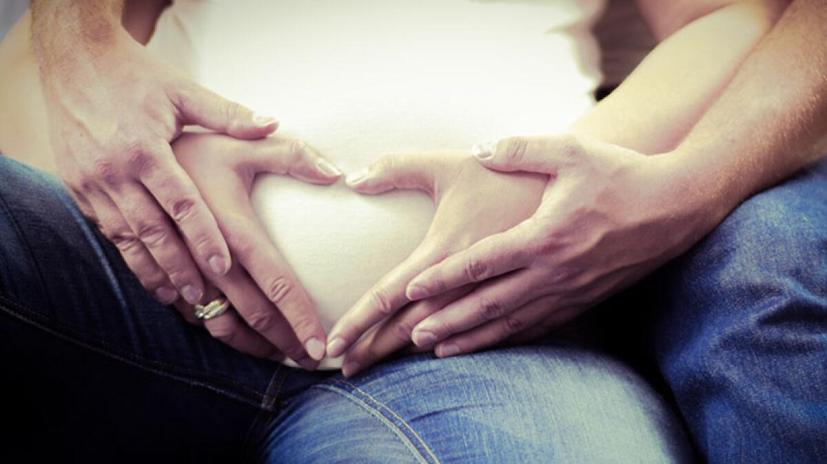 Calci alla compagna incinta, poi le brucia i vestiti - 