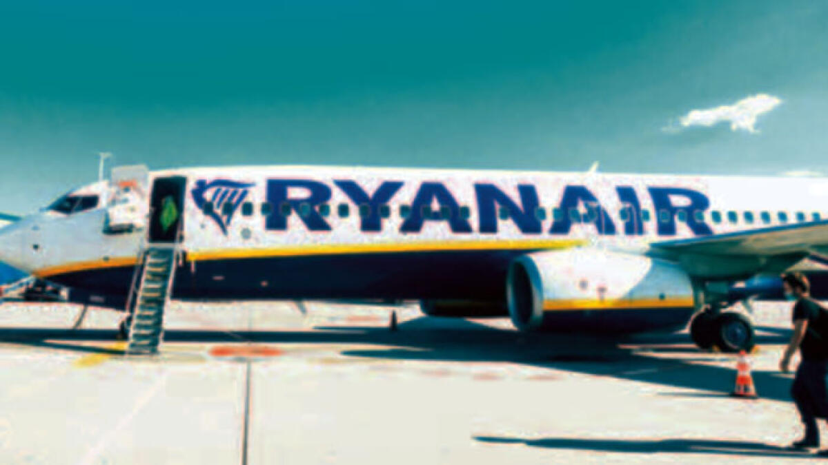 Forte turbolenza durante il volo per Bari, passeggeri feriti - 