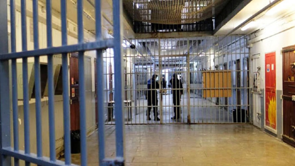 Nasconde droga nelle parti intime per consegnarla al figlio - 