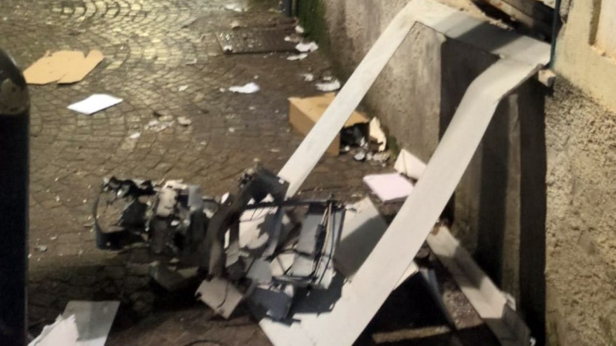 Scassinato un altro bancomat nel Napoletano - 