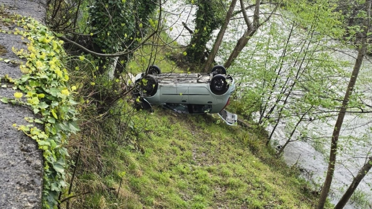 Donna si ribalta con l'auto e finisce fuori strada - 