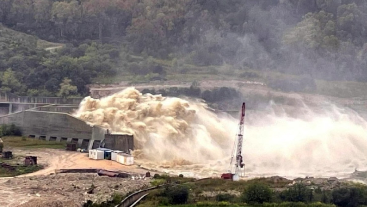 Crollo del ponte per maltempo, c'è un disperso - 