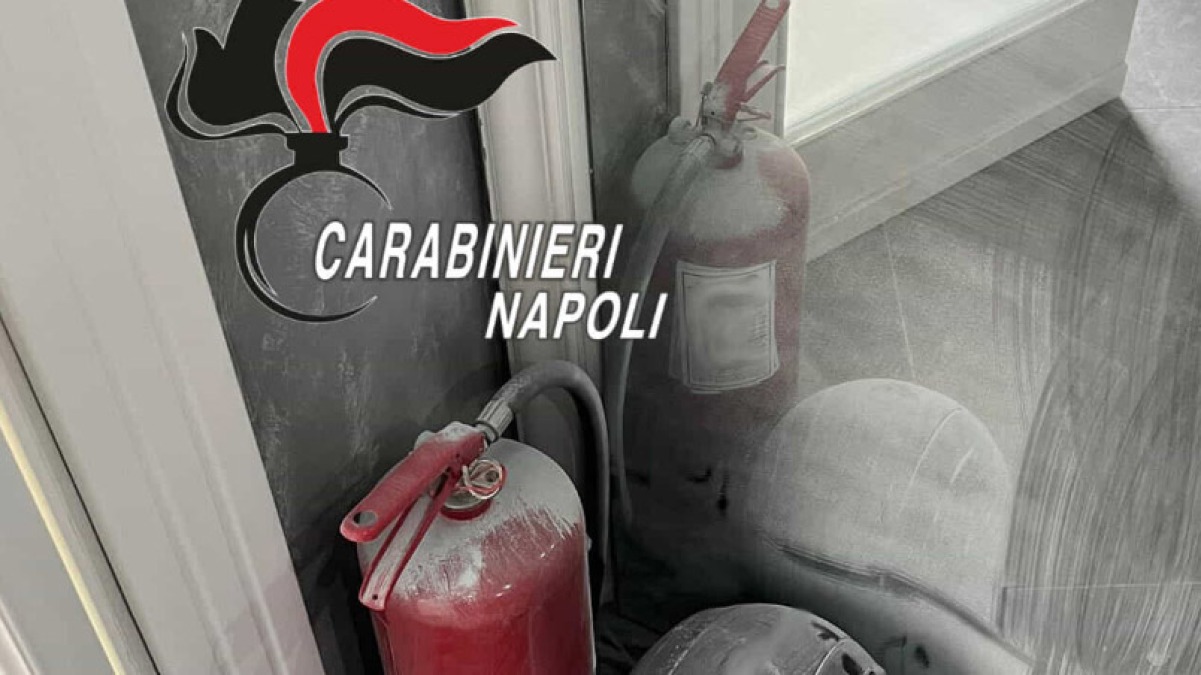 Svuota l'estintore sotto casa della ex per costringerla a scendere - 