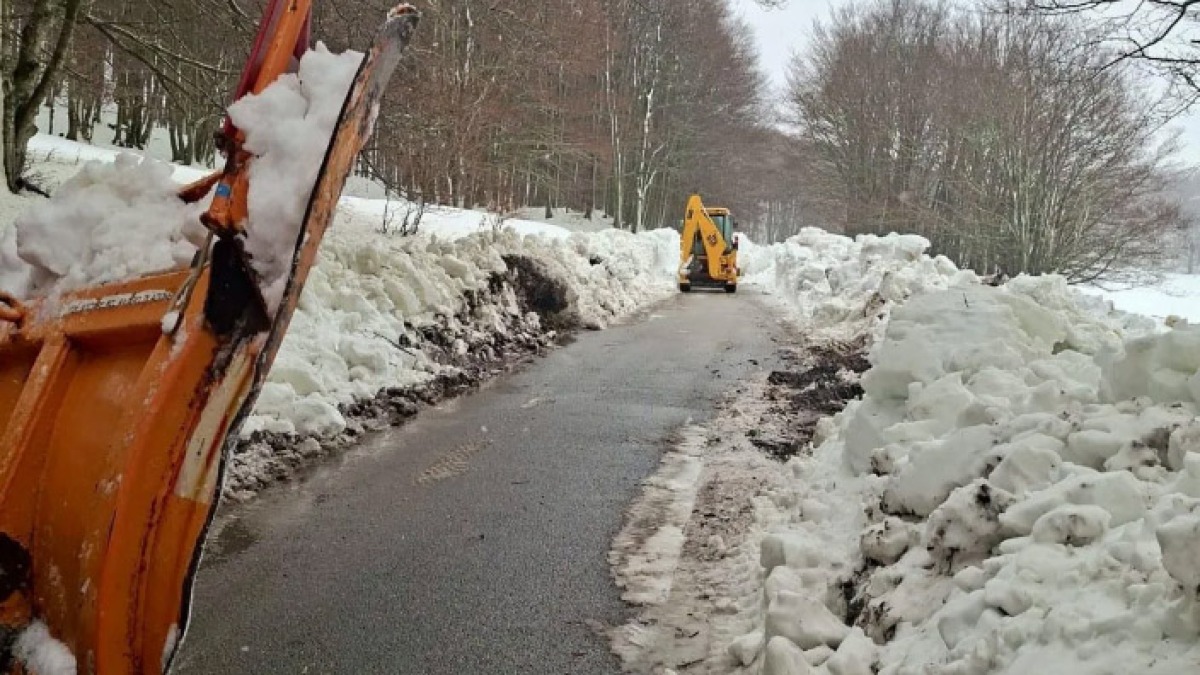 Corsa contro il tempo per riaprire la strada verso Montevergine - 