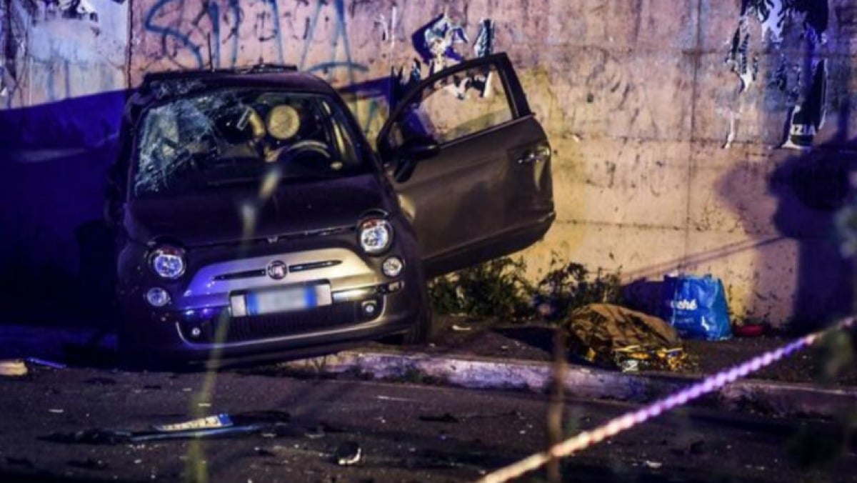 Auto con mamma e figlia si schianta contro una Punto: due morti - 