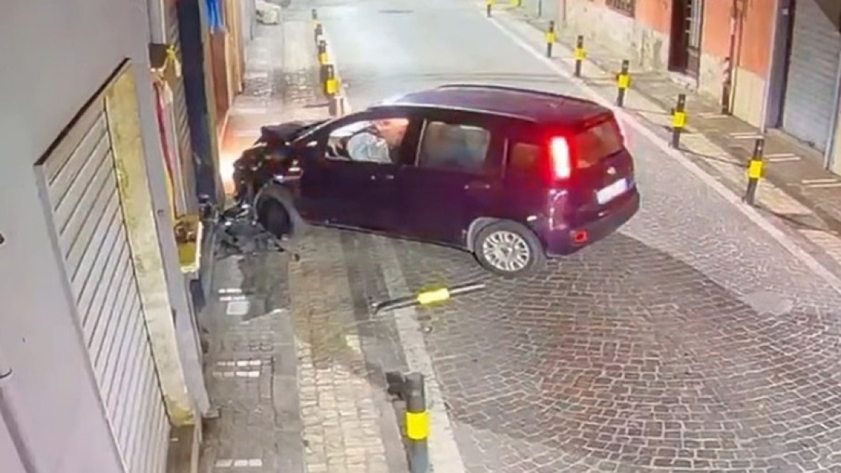 Si schianta con l'auto contro un circolo nel Nolano, poi scappa ai piedi - 