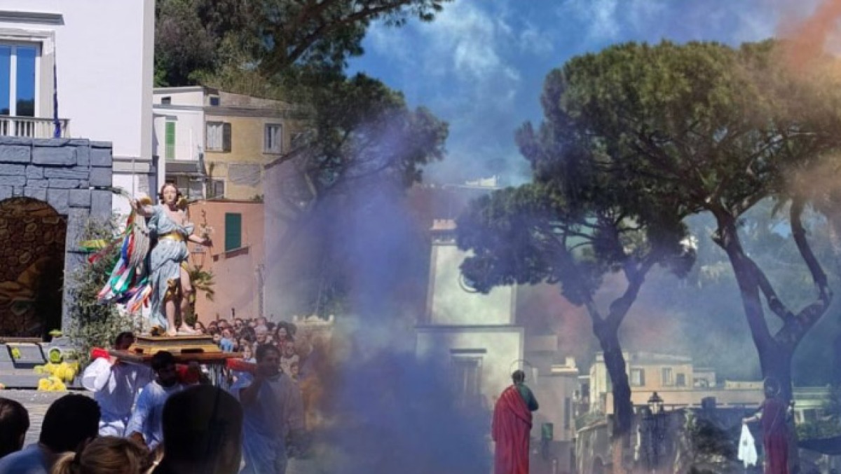 Fuochi d'artificio durante la processione di Pasqua, 6 feriti - 
