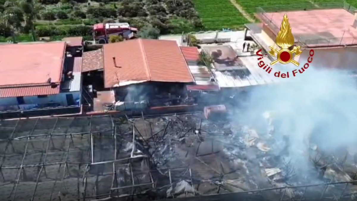 Bruciano serre e deposito di elettrodomestici a Pompei - 