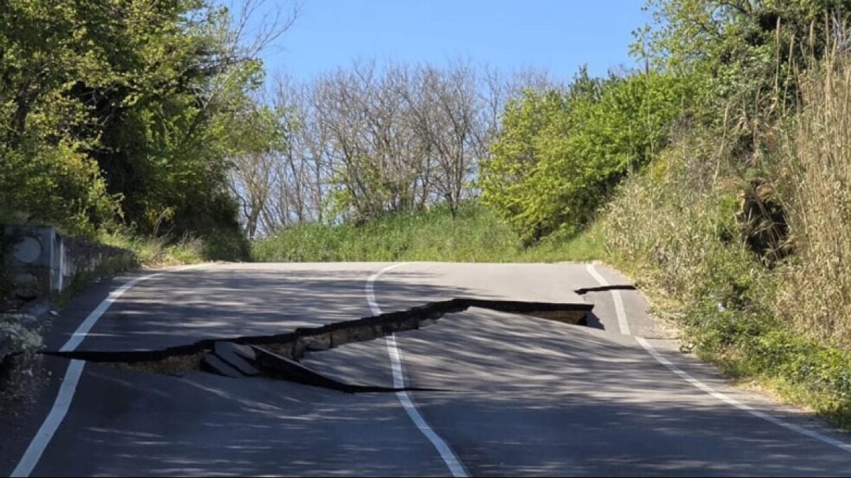 Si risveglia una frana storica, chiuse strade, autostrada e treni fermi - 