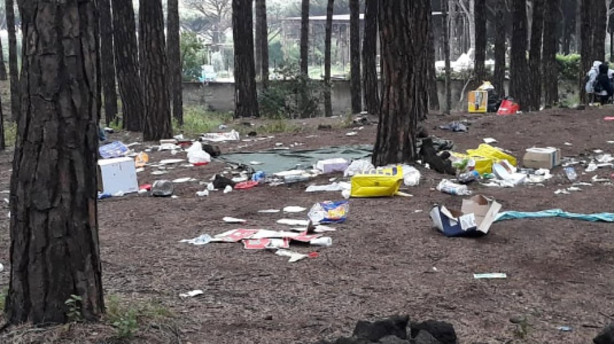 Pasquetta sul Vesuvio, residui dei picnic e rifiuti abbandonati nelle pinete - 