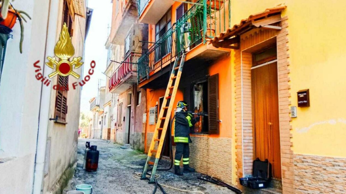 Casa in fiamme, donna trasferita da Nola al Cardarelli - 