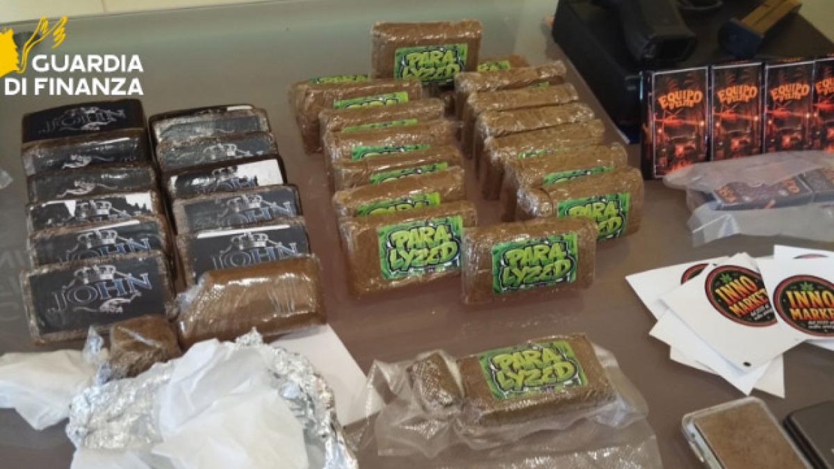 Spedizioni di droga da Napoli e provincia, bloccato business da due milioni - 