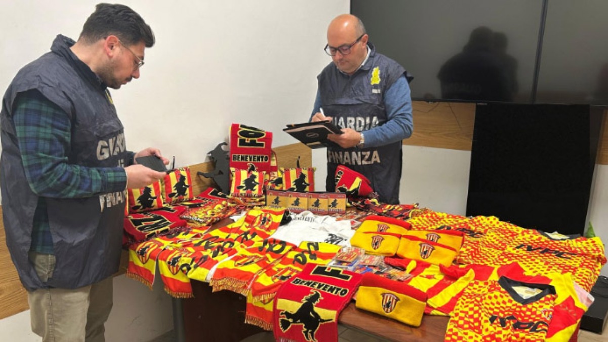 Sciarpe e gadget del Benevento falsi già pronti la festa promozione - 