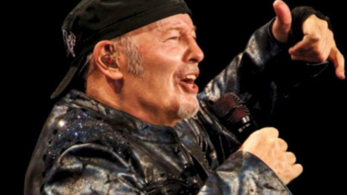 Si mette in malattia e va al concerto di Vasco Rossi, scoperto e licenziato - 