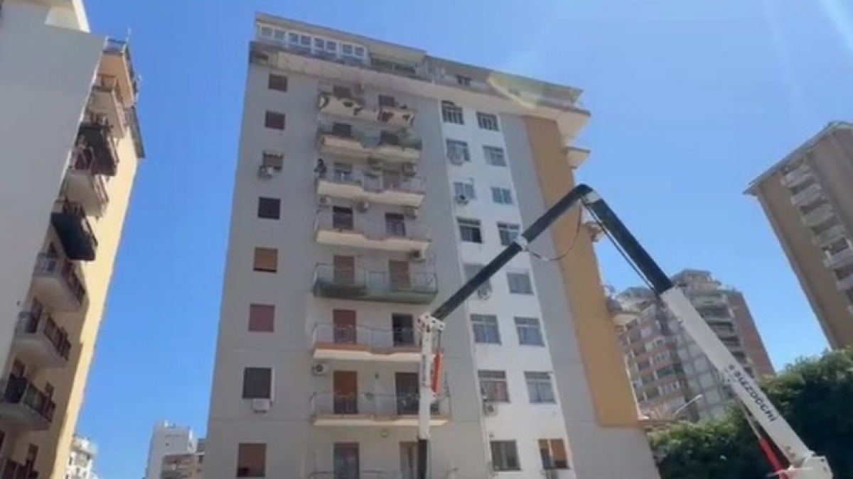 Si spezza il braccio di una gru, morti due operai