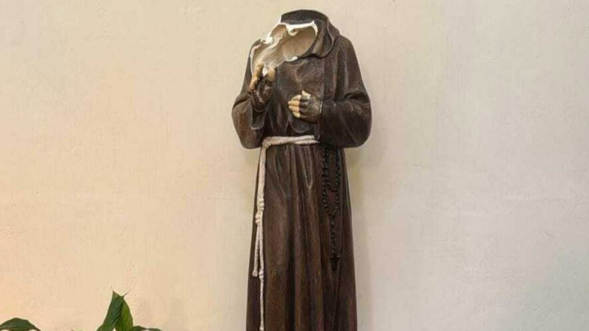 Decapitata la statua di Padre Pio - 
