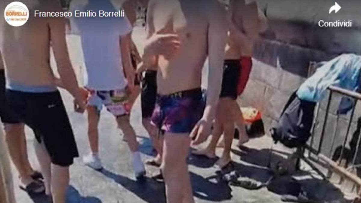 Branco di minorenni aggredisce Borrelli - 