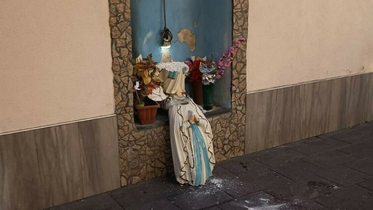 Decapitata la statua della Madonna di Lourdes - 