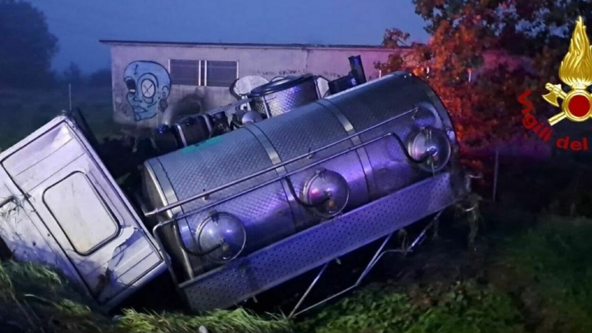 Schianto tra auto e camion del latte, tre morti - 