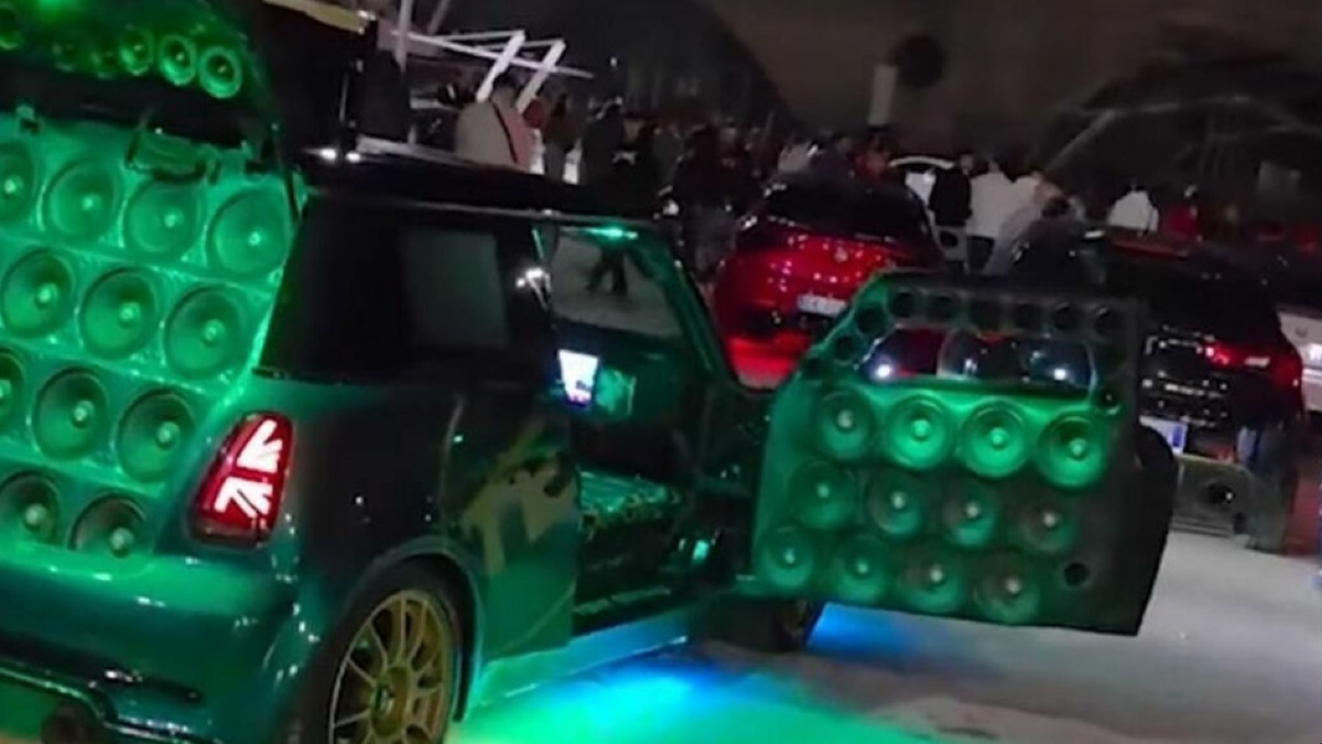 Corse clandestine di auto nel parcheggio del centro commerciale - 