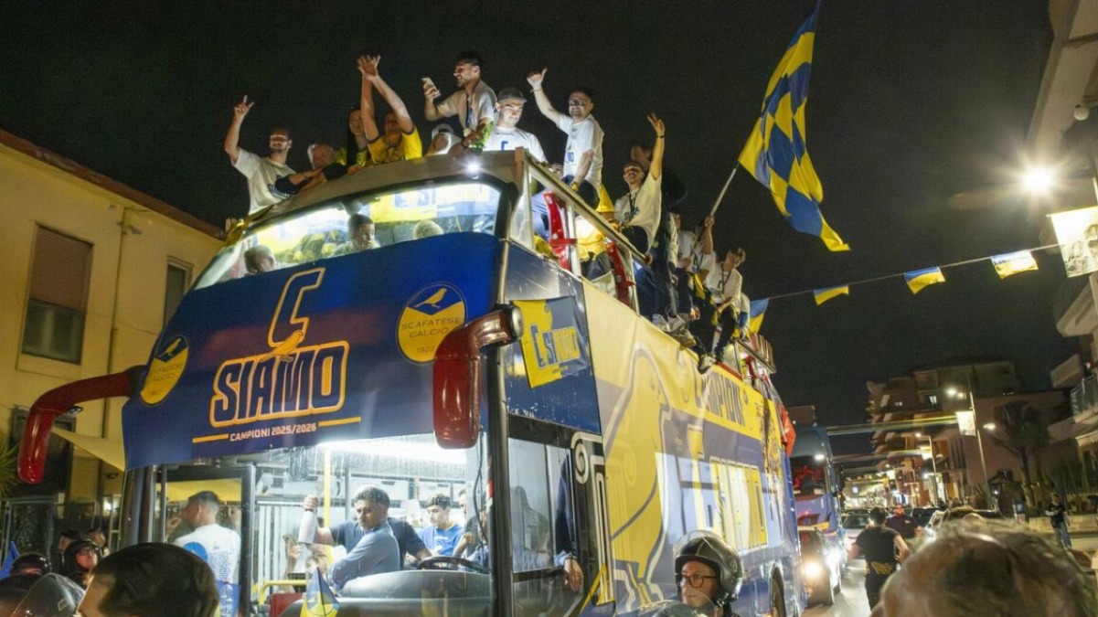 Vittoria e bus scoperto, grande festa per la Scafatese - 