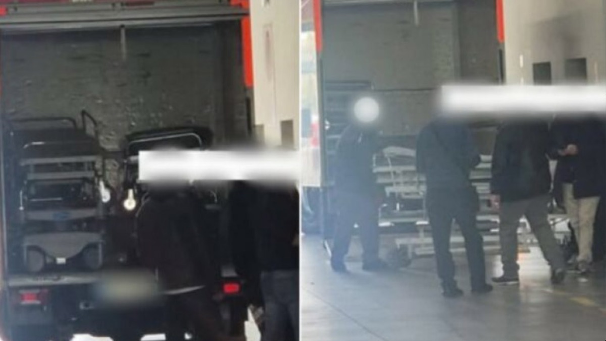 Ospedale del mare, arriva un camion carico di barelle - 