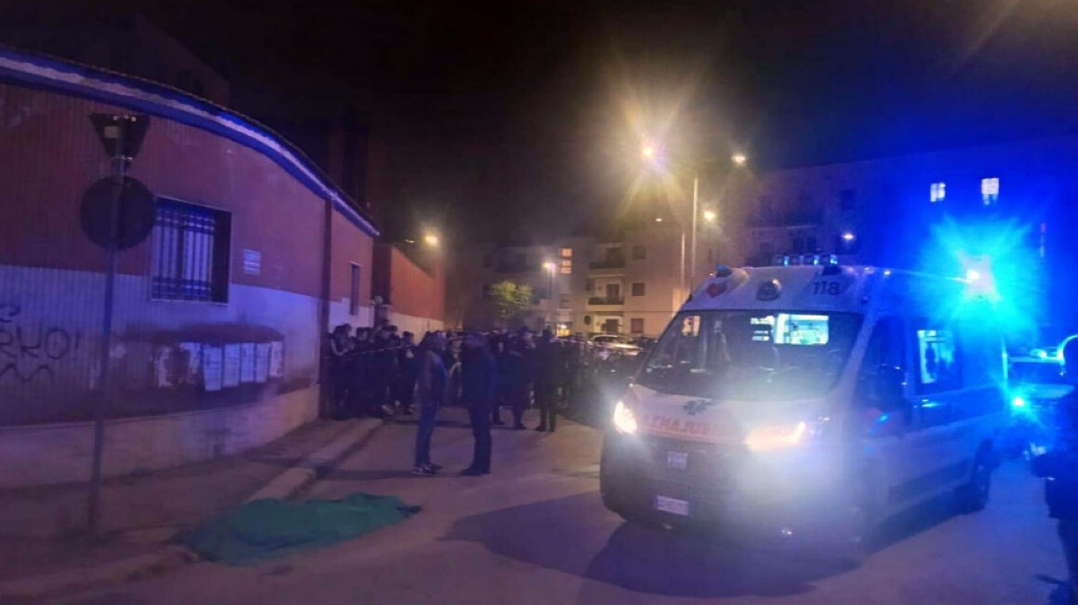 Esce per portare il cane a spasso e viene freddato in strada - 