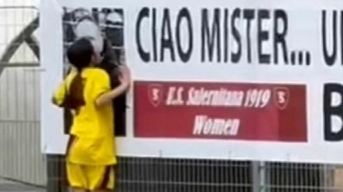 La giovane calciatrice segna e bacia la foto del mister che non c'è più - 