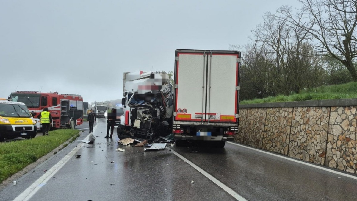Frontale tra due tir, muore camionista - 