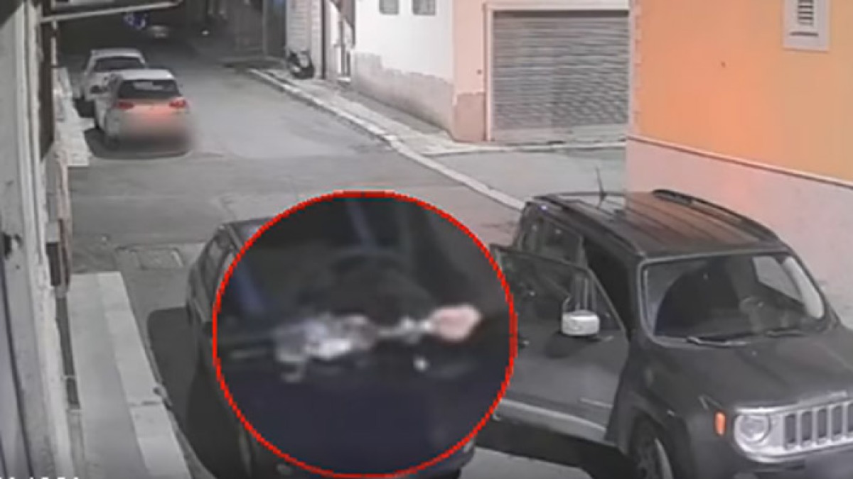 Piazza bomba sull'auto del rivale in amore, tutto ripreso in un video - 