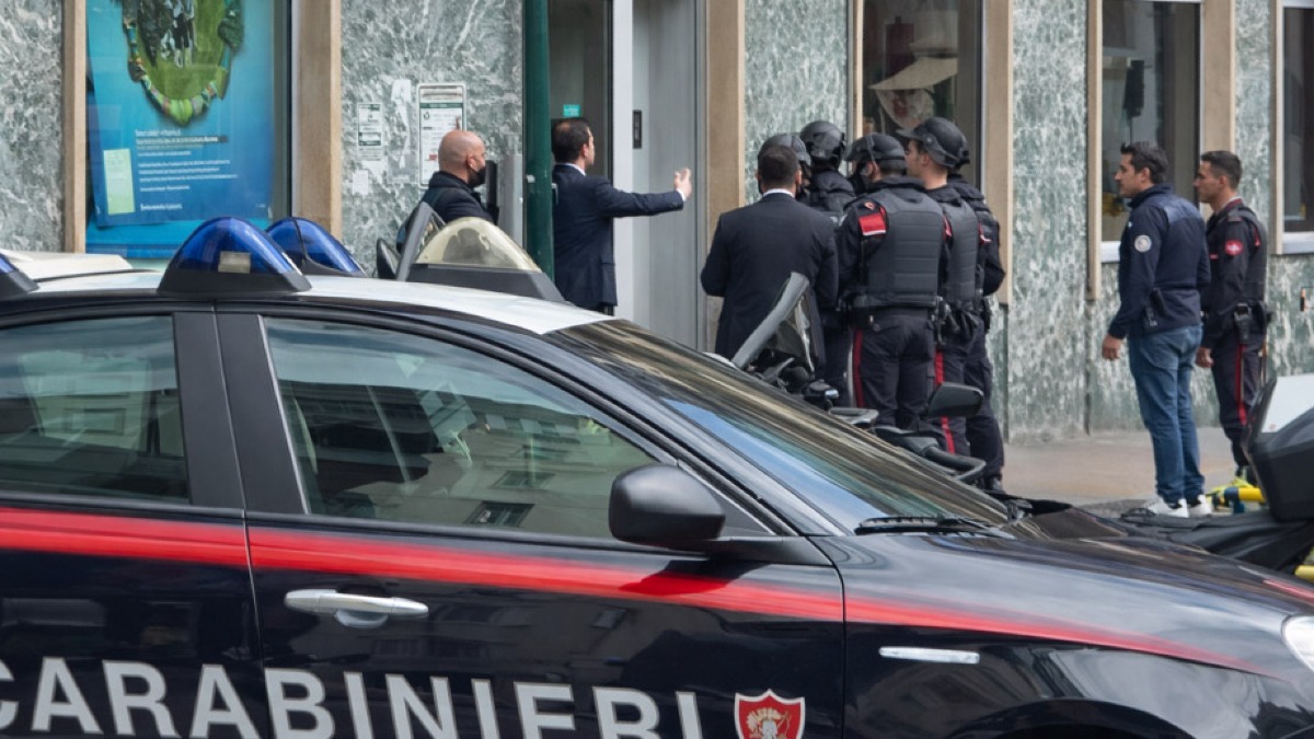 Rapina in banca e clienti in ostaggio: irruzione dopo ore - 