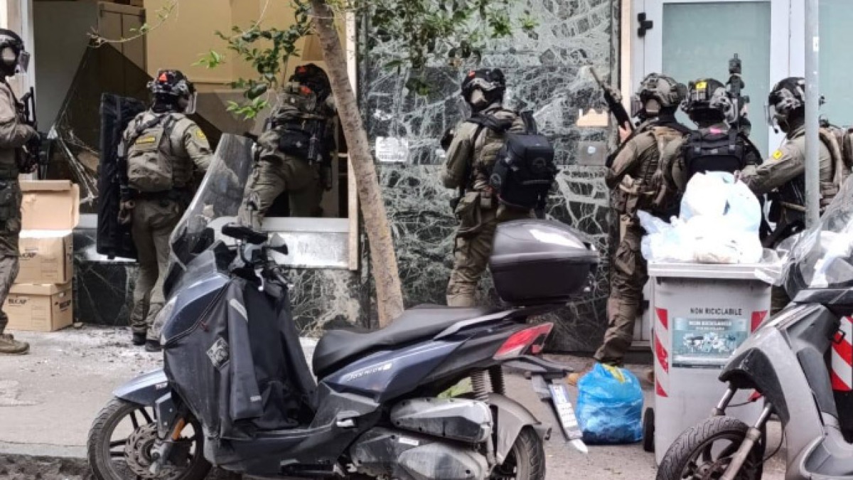 Rapina in banca con ostaggi, le teste di cuoio ispezionano le fogne