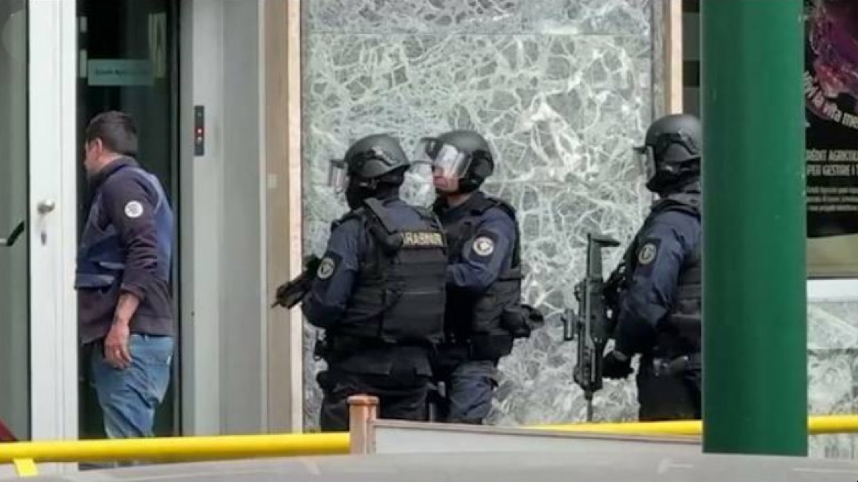 Ostaggi in fuga, rapinatori scappati nelle fogne e cercati con gli elicotteri - 