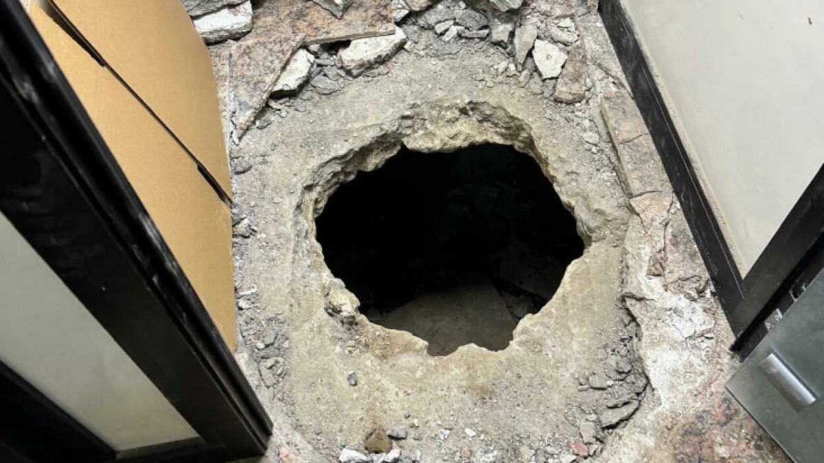 Ecco il buco da cui sono scappati i rapinatori della banca, trovati gli attrezzi - 