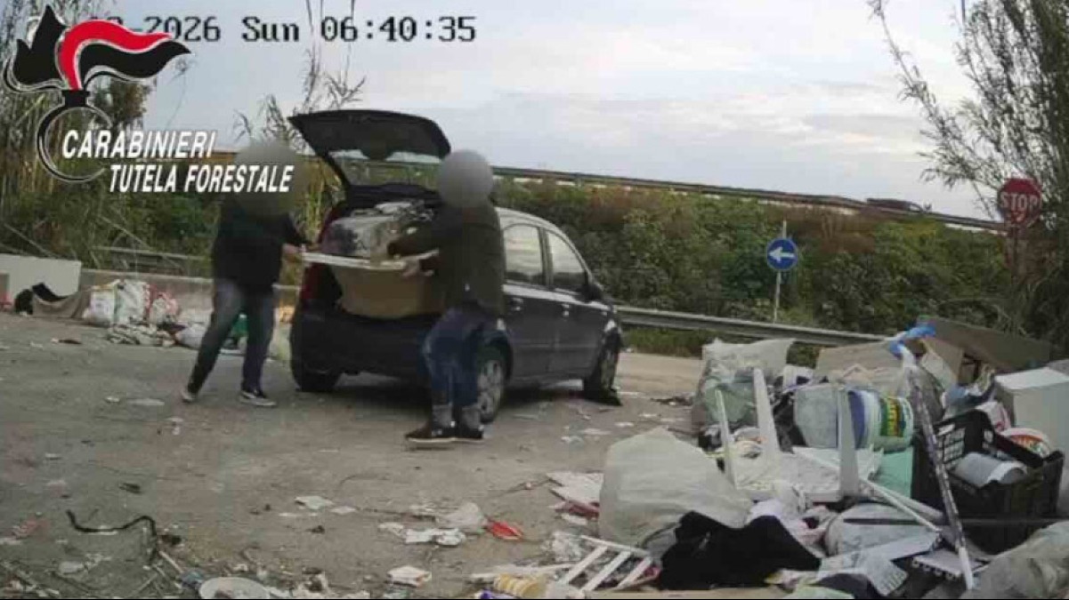 Abbandona vasca da bagno piena di rifiuti speciali - 