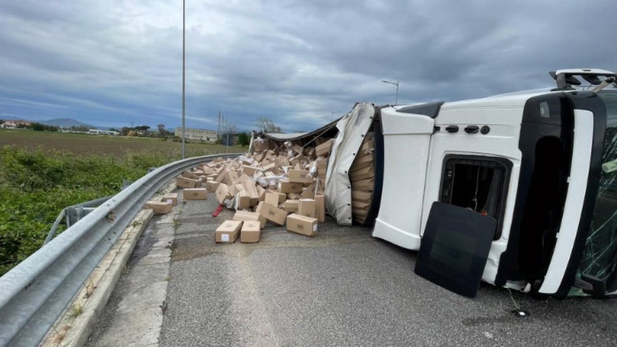 Tir si ribalta sull'A30 e perde il carico - 
