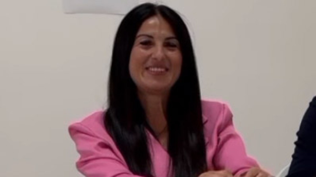 Vergonosa vignetta contro una consigliera comunale, bufera nel Nolano - 