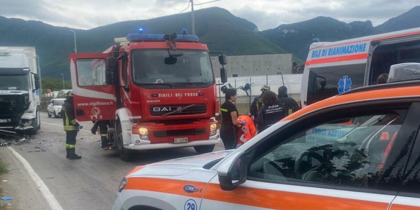 Auto contro camion a Pagani, muoiono carabiniere e la suocera - 